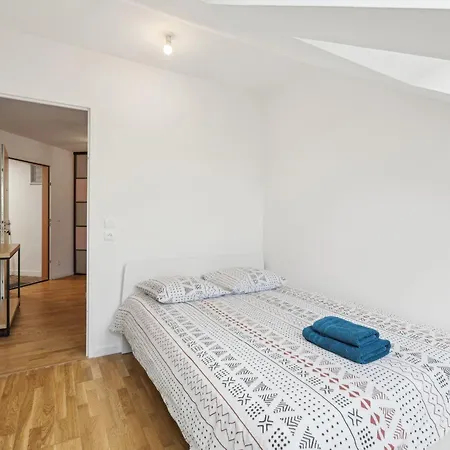 Spacious And Bright Apartment *